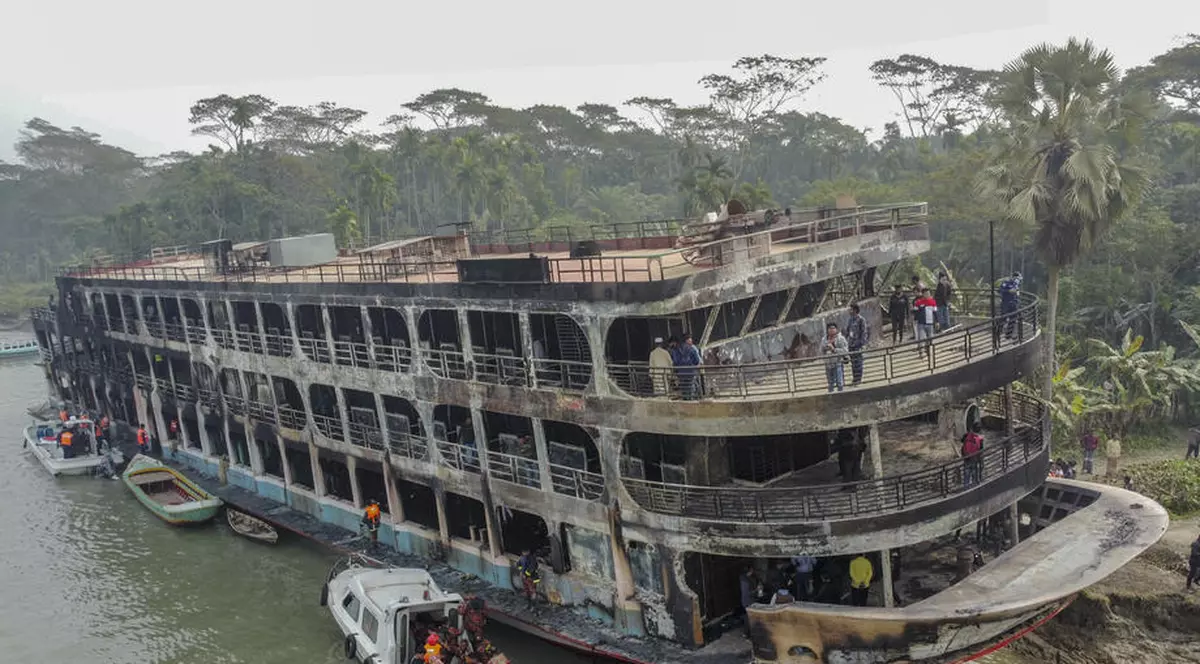 Cel puțin 37 de oameni au murit într-un incendiu izbucnit pe un feribot, în Bangladesh