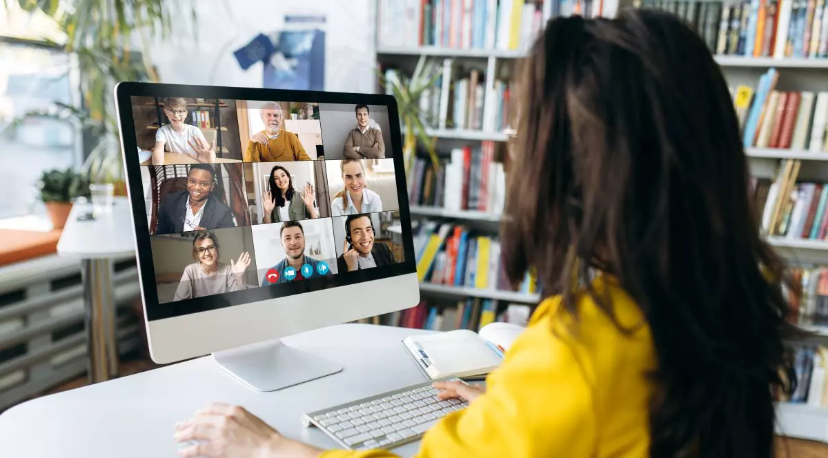 Directorul unei companii și-a concediat 900 de angajați prin Zoom