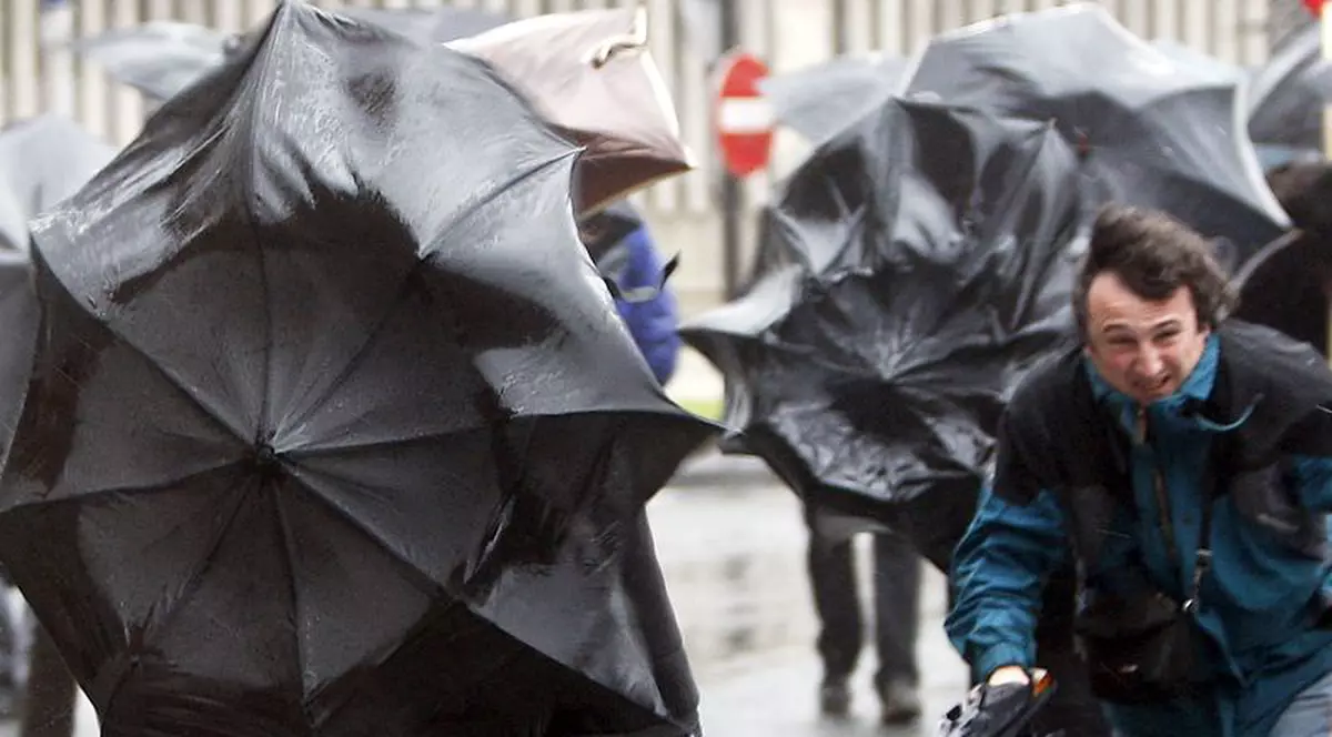 VIDEO Zece județe, sub atenționare cod galben de vânt puternic până mâine dimineață