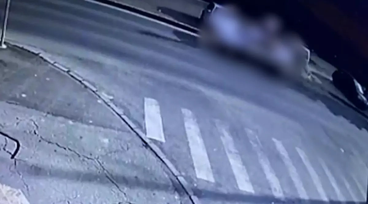 Primele imagini din momentul accidentului în care o fată a murit lovită cu mașina de un polițist