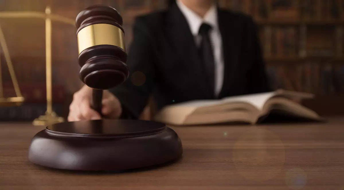 Judecătorul a două mari dosare de corupție din sănătate s-a pensionat la 49 de ani, înainte de verdict. Ce se întâmplă cu cele două cazuri