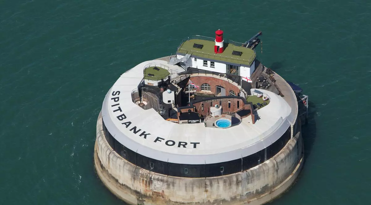 Fort de lux din largul coastelor britanice, scos la vânzare. Ce condiții oferă și care este prețul