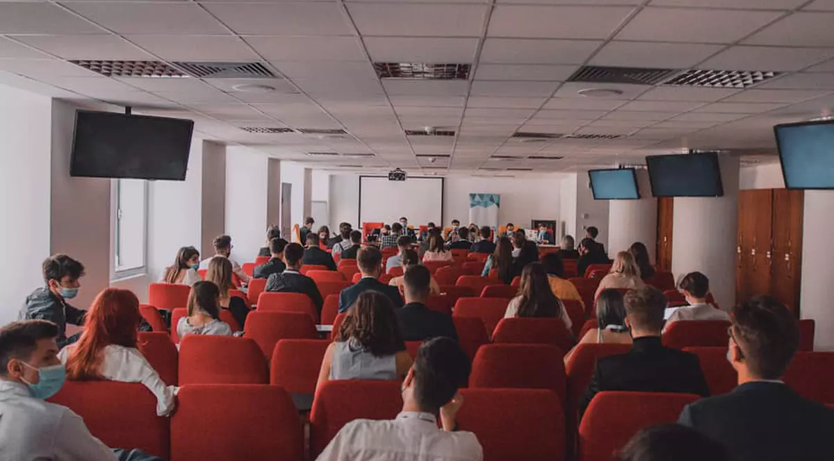 Consiliul Elevilor acuză Ministerul Educației de un „masacru al burselor școlare” și amenință cu declanșarea protestelor