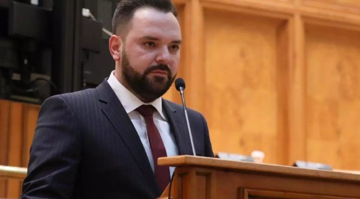 Piedone junior și-a publicat CV-ul. Unde a făcut facultatea și cum se recomandă: „Capacitate foarte bună de comunicare cu diverse părţi interesate”
