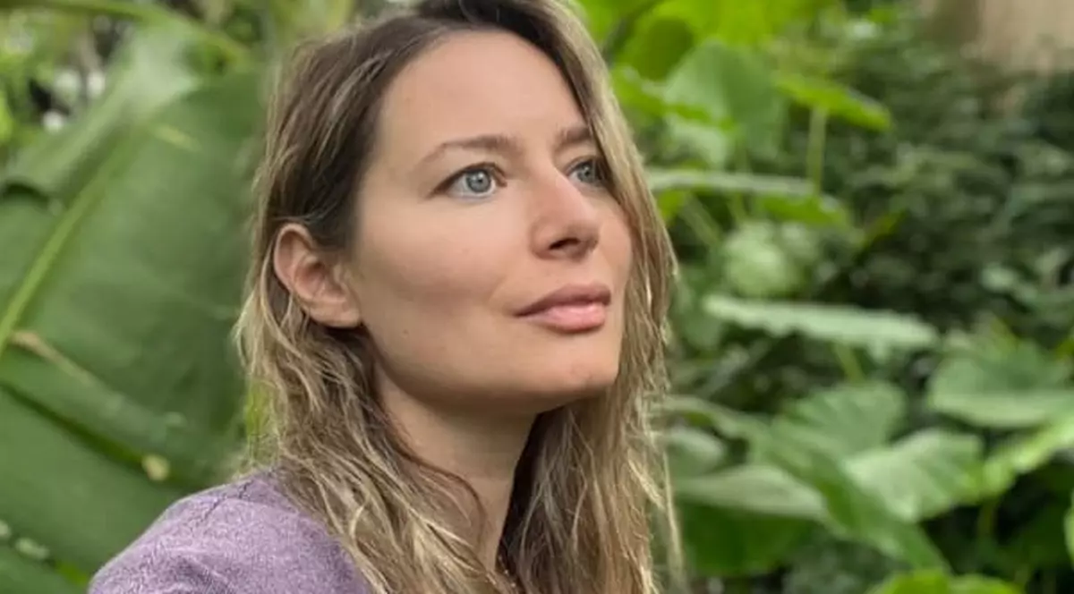 Laura Cosoi, goală pe plaja din Thailanda, însărcinată în 5 luni. Cât de bine arată actrița