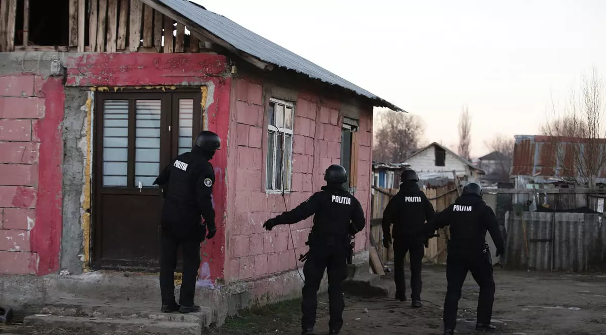 Copii obligaţi să cerşească sau să muncească, 12 ore pe zi, în București, de o grupare de crimă organizată