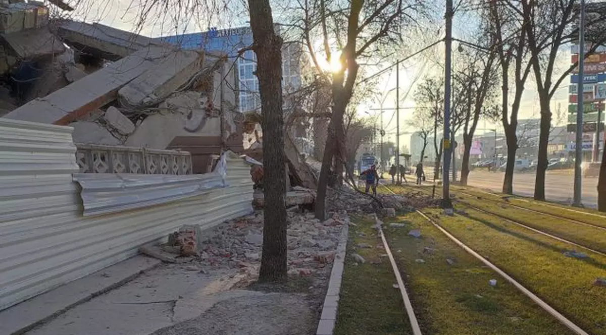 Zeci de tramvaie au fost blocate pe linie, după ce un zid s-a prăbușit peste șine, în București