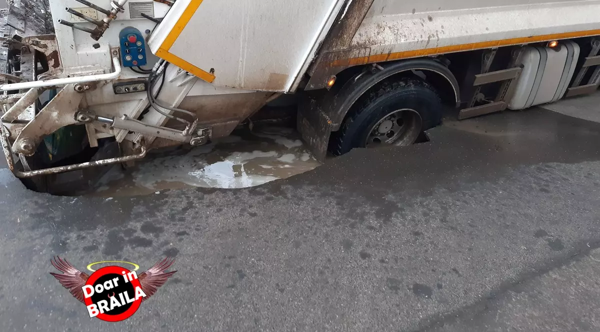 Mașină de gunoi, scoasă cu macaraua după ce a căzut într-o groapă, în Brăila