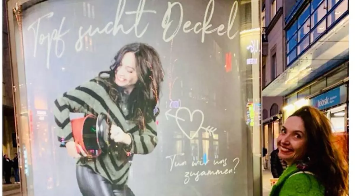 „Oala caută capac”. Silvia a montat panouri publicitare în Zürich și speră să găsească bărbatul ideal cu care să facă un copil