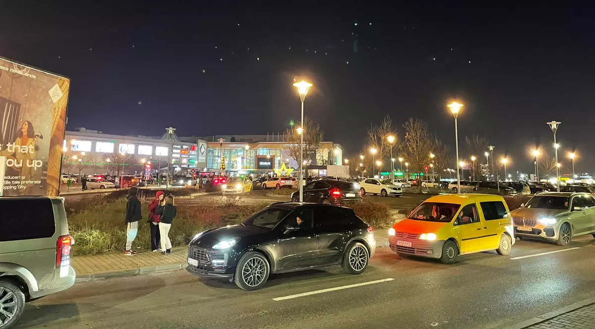 Amenințare falsă cu bombă la Băneasa Shopping City. Sute de clienți au fost evacuați pentru a permite pirotehniștilor să intervină