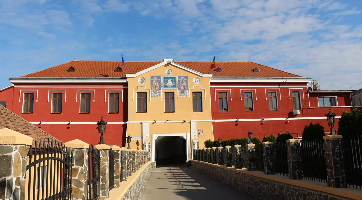 Tentativă de omor la penitenciarul Gherla. Un deţinut a încercat să ucidă un poliţist cu un ciob de oglindă