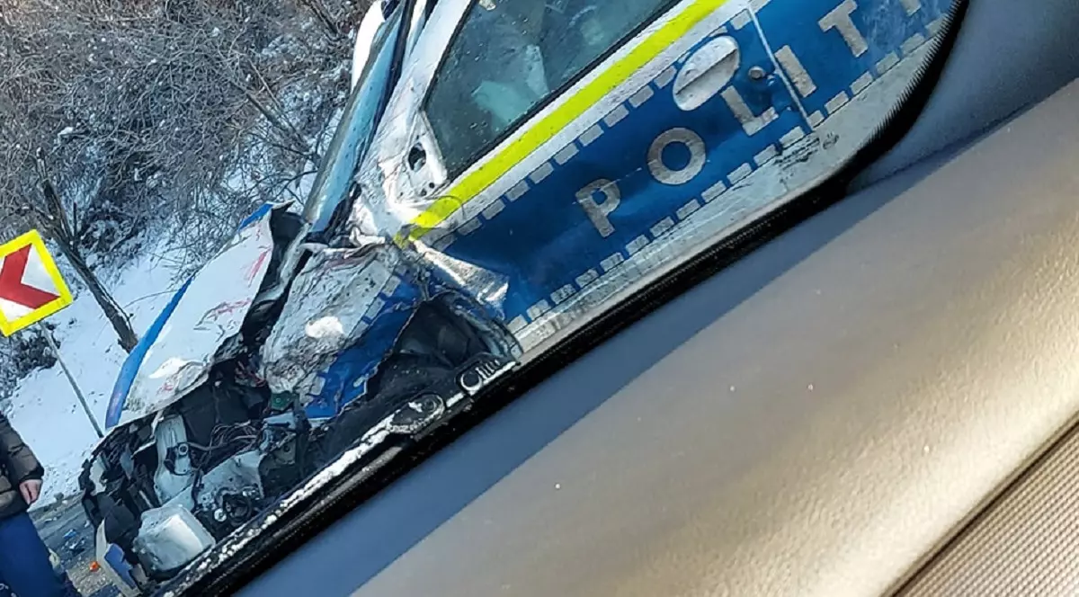 Doi polițiști răniți, unul blocat la volan, după ce au intrat cu autospeciala într-un camion, pe DN74, între Abrud și Brad