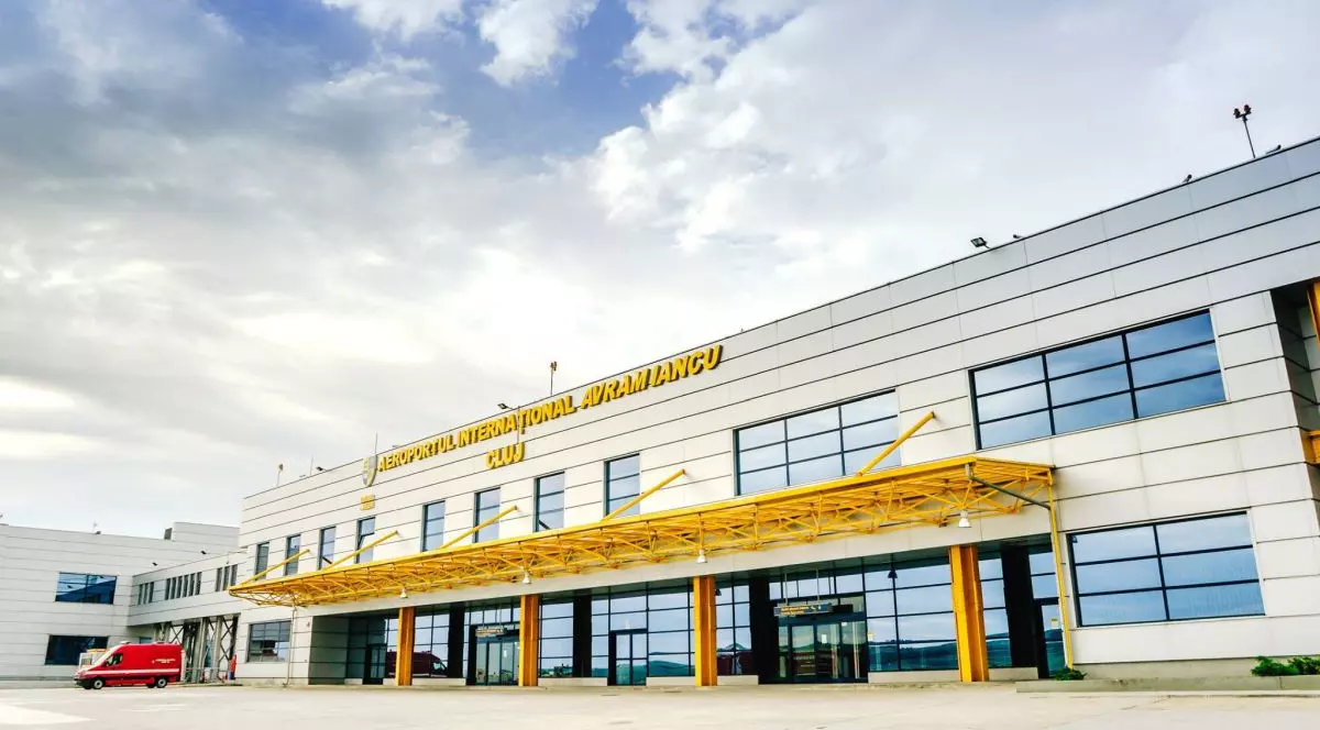 Pasager beat, încătușat pe Aeroportul Cluj, după ce a făcut scandal pentru că a fost refuzat la îmbarcare