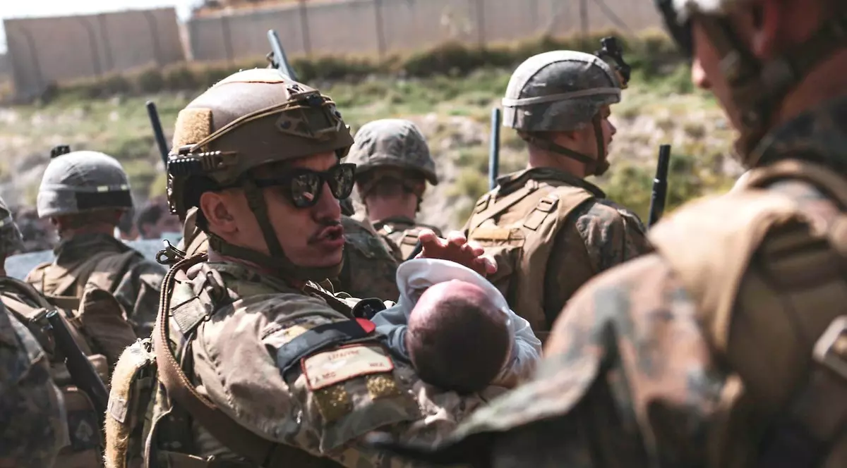 Bebeluș pierdut în haosul evacuărilor de pe aeroportul din Afganistan, regăsit de familie după aproape 6 luni