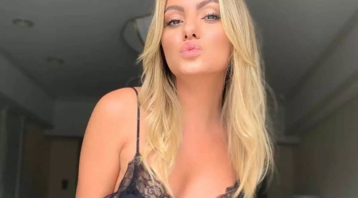 Alexandra Stan a făcut furori în Mexic. Artista s-a pozat într-un costum de baie minuscul