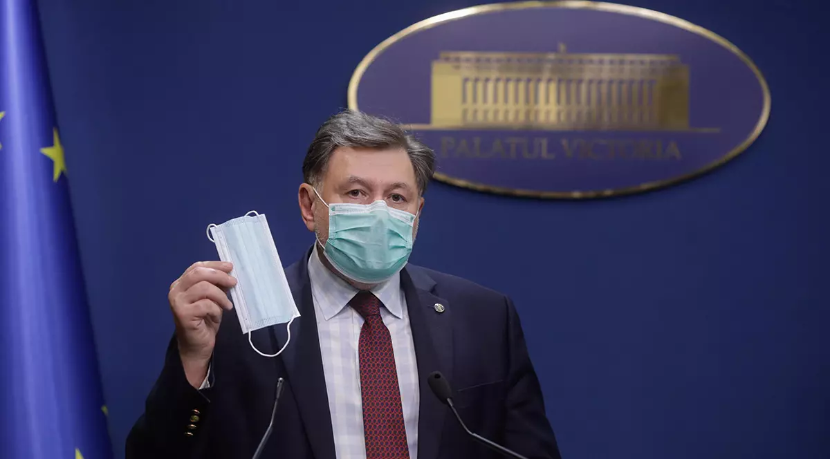 Ministrul Sănătății îndeamnă la purtarea măștii în exterior și după decizia CCR: „E o protecție, o măsură de bun simț”