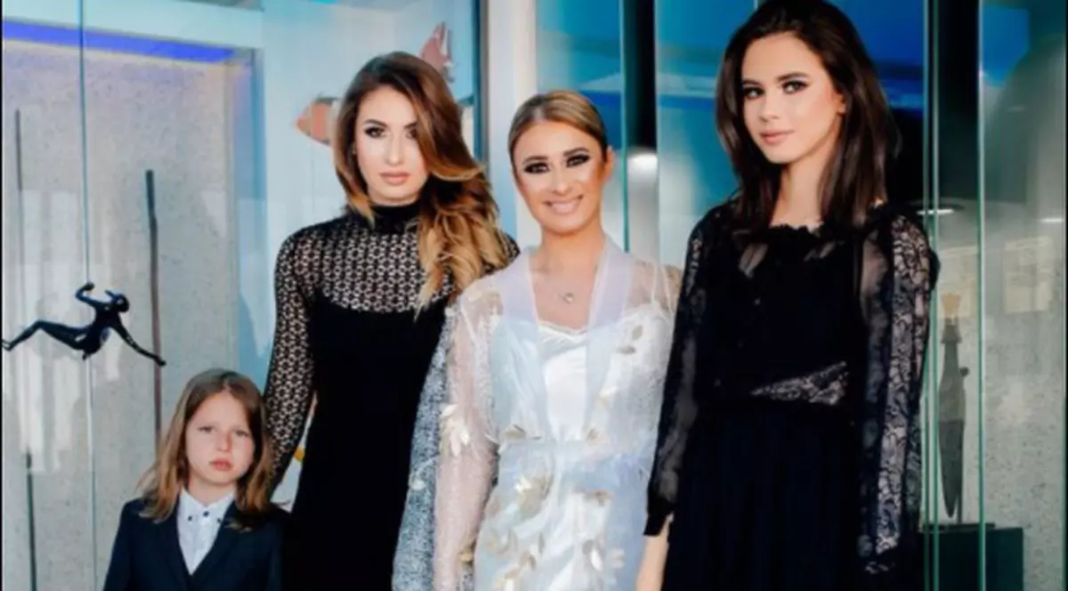 Anamaria Prodan susține că Reghecampf nu mai vorbește deloc nici cu ea, nici cu copiii. „Nu ne mai caută. Așa trebuia să se termine o căsnicie?”