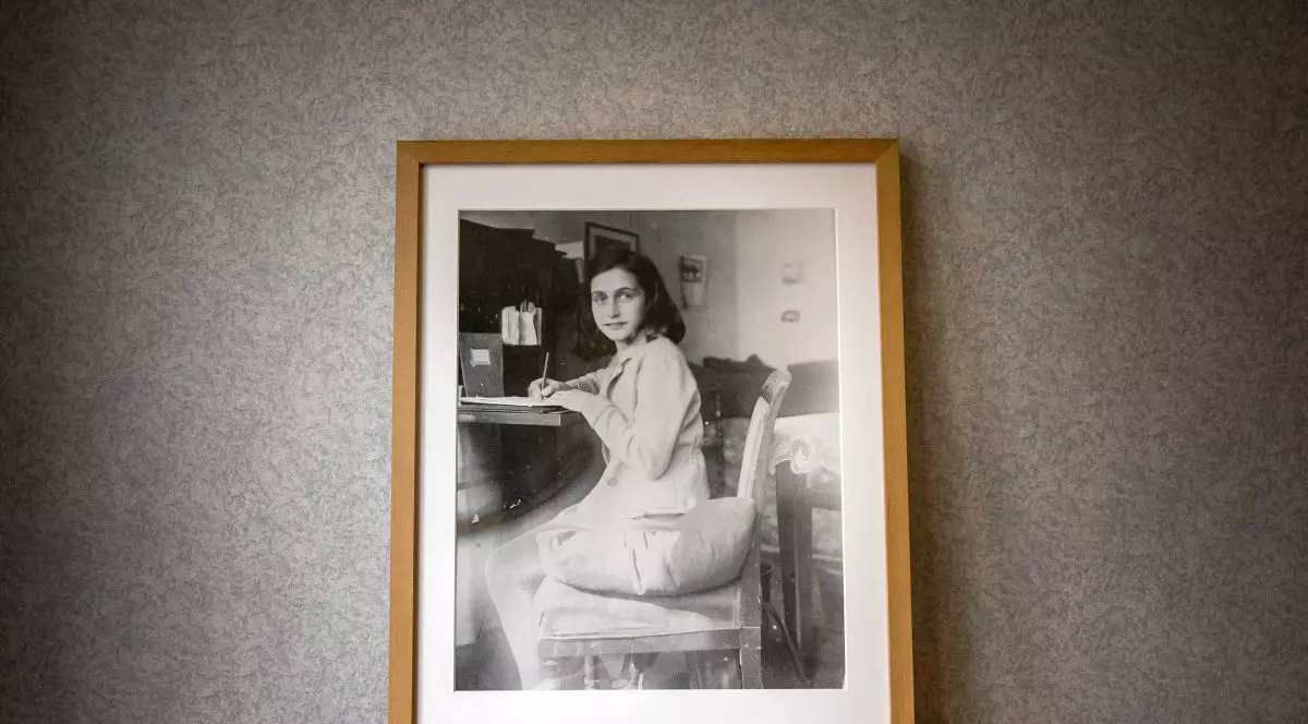 Mister elucidat după 77 de ani. O echipă condusă de un fost agent FBI susține că l-a identificat pe denunțătorul lui Anne Frank