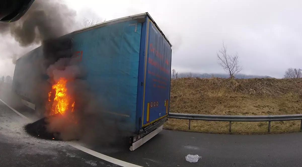 Șofer român cu camionul în flăcări pe autostradă, după ce i-au explodat anvelopele, în Austria