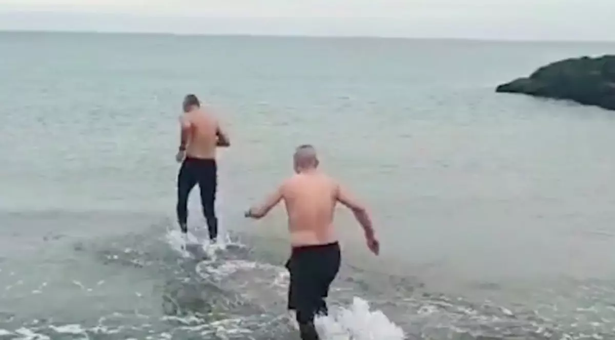 Prima baie în mare, în 2022. Mai multe persoane și-au serbat onomastica într-un mod inedit