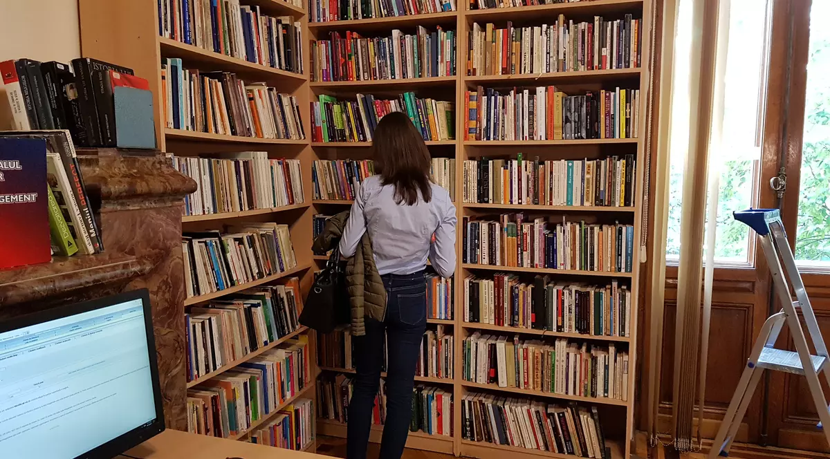 Vrem vouchere pentru cumpărat cărți noi, rapid! Pentru că elevii intră în bibliotecile școlilor, care conțin cărți neatractive, gri