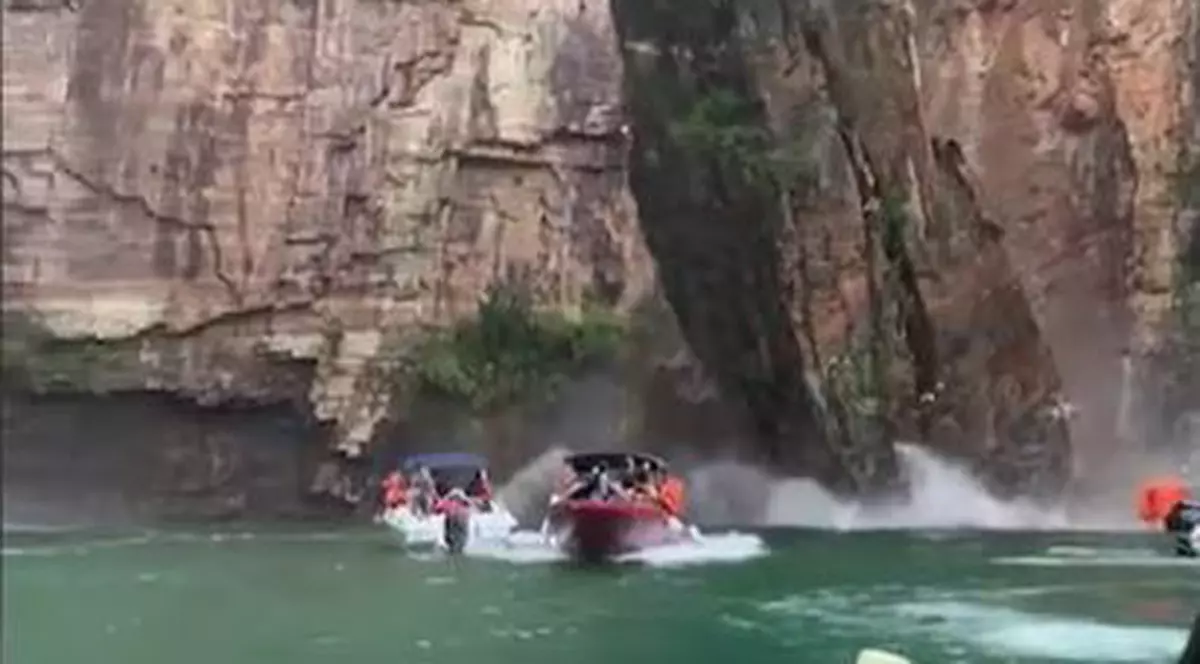 Cel puțin un mort și 15 răniți, după ce o bucată uriașă de stâncă s-a prăbuşit peste şalupe cu turişti, în Brazilia