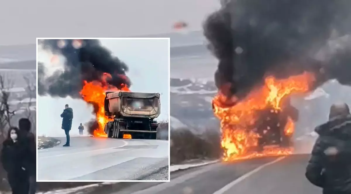 VIDEO | Camion în flăcări la Slobozia Conachi, în Galați. Cabina s-a aprins în mers, în mijlocul șoselei