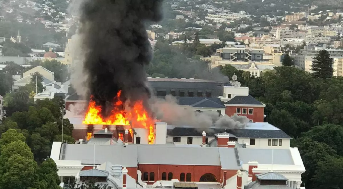 VIDEO | Clădirea Parlamentului din Cape Town, distrusă parțial de un incendiu