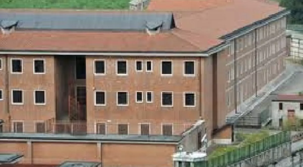 Evadare ca-n filme a unui român în Italia. A săpat o gaură în peretele celulei, apoi a coborât pe o frânghie din cearșafuri