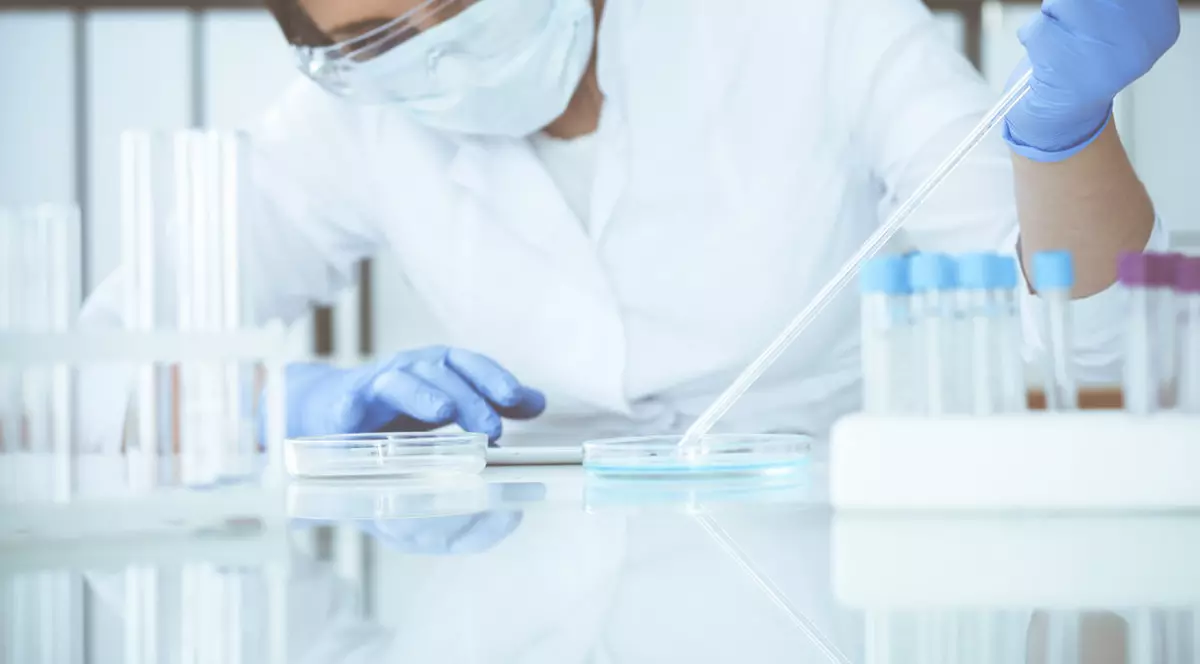 Cercetătorii au descoperit într-un studiu de laborator că un compus din canabis poate opri replicarea coronavirusului