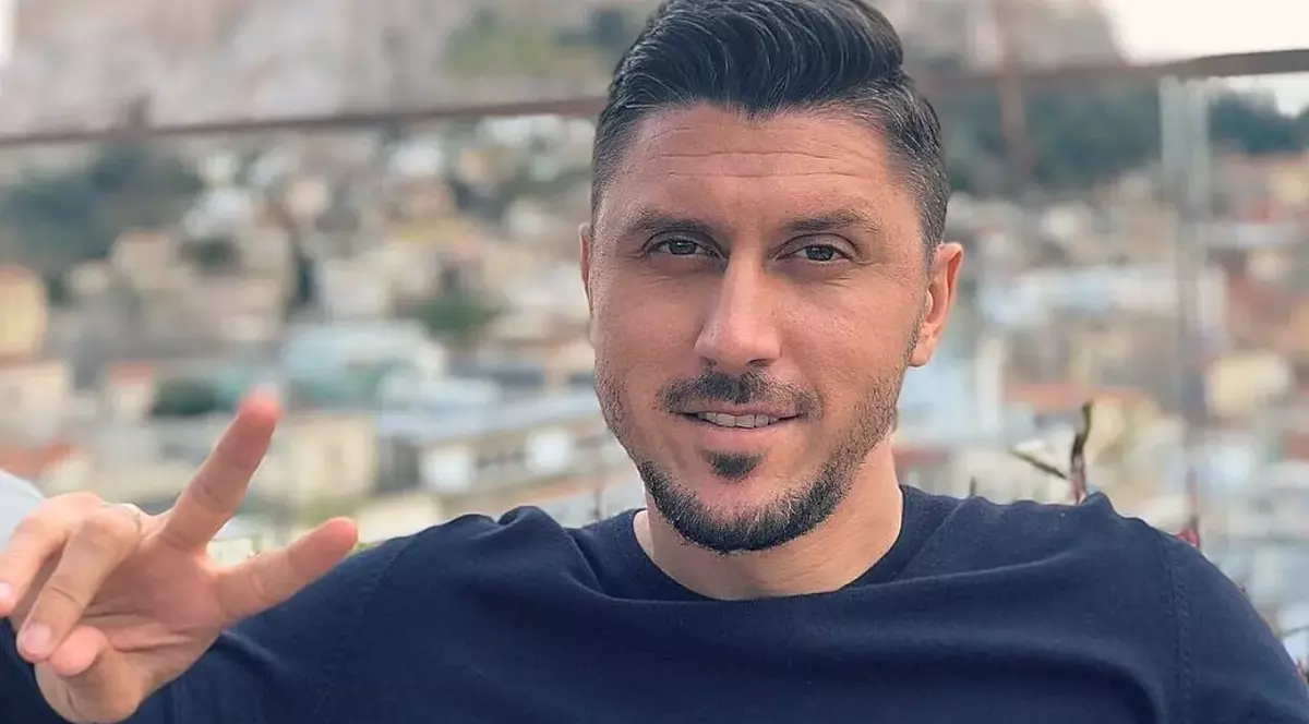 Ciprian Marica, îmbrăcat într-un tricou negru, arată semnul Victorie din mână