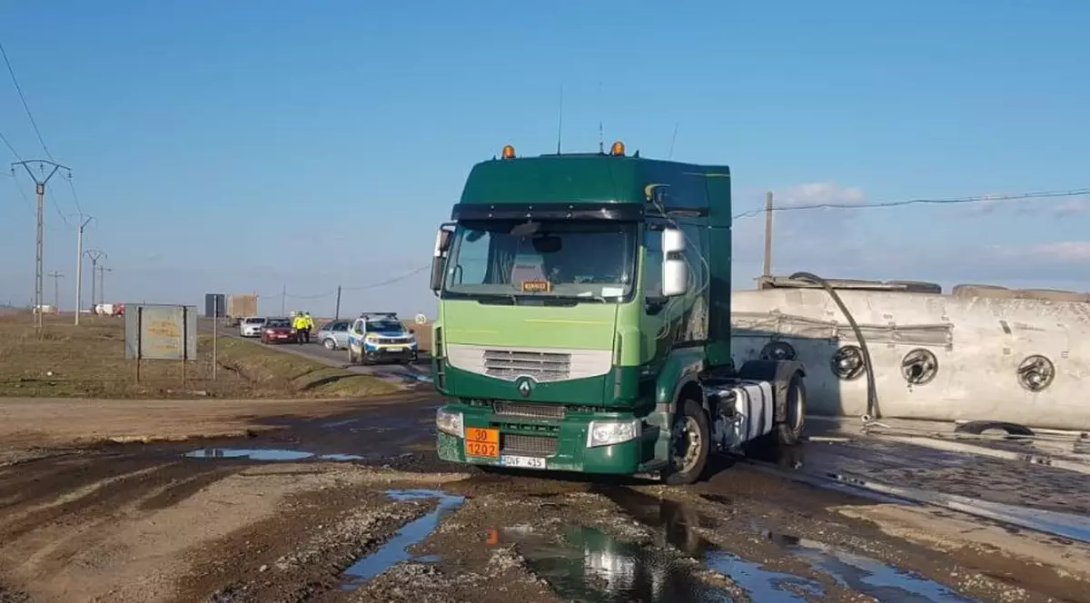 O autocisternă încărcată cu motorină s-a răsturnat în Brăila: Traficul este blocat