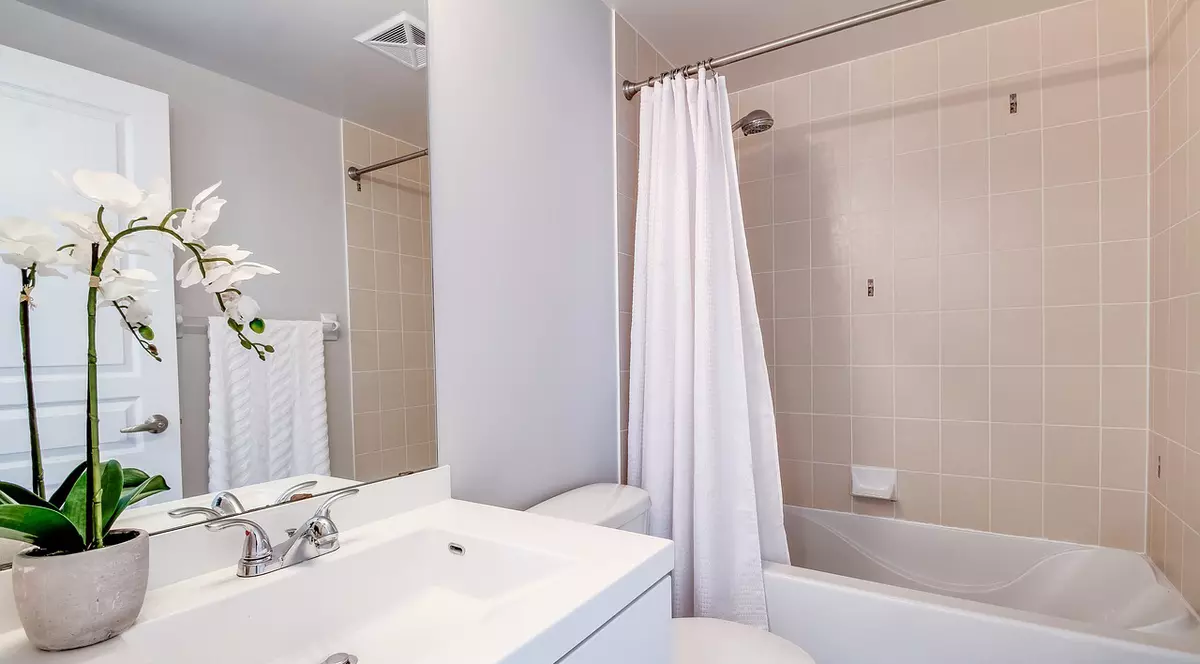 Amenajarea băii în stil minimalist: 6 reguli de bază