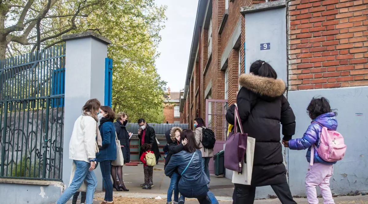 Purtarea măștii de protecție în locurile publice, obligatorie pentru francezi, începând de la vârsta de 6 ani