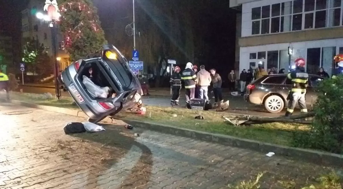 VIDEO | Șoferiță de 18 ani cu mașina urcată pe copac, în Dorohoi