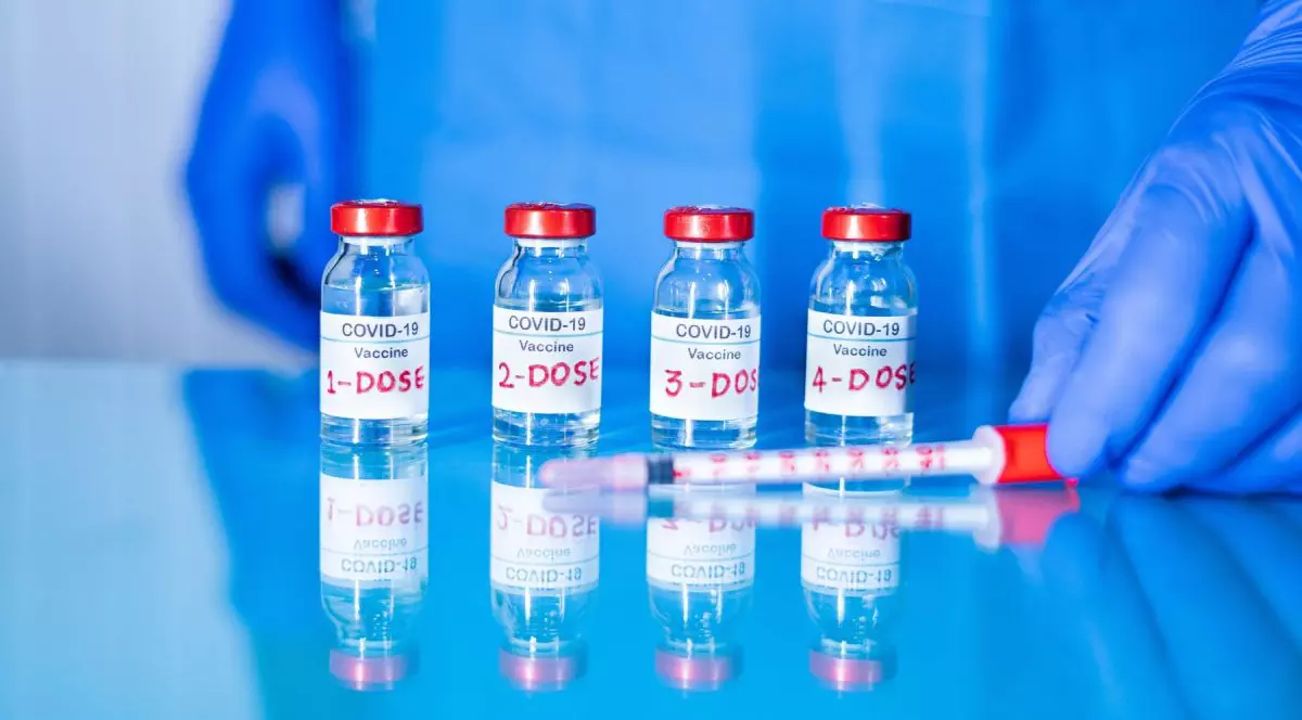 Tot mai multe state oferă vaccinarea anti-COVID cu a patra doză, în ciuda îndoielilor EMA privind necesitatea acesteia. Care sunt argumentele