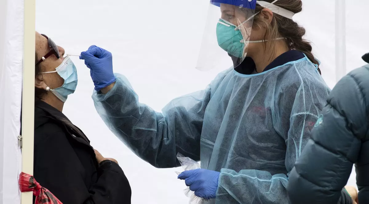 OMS: Tot mai multe studii susțin că varianta Omicron provoacă simptome mai uşoare