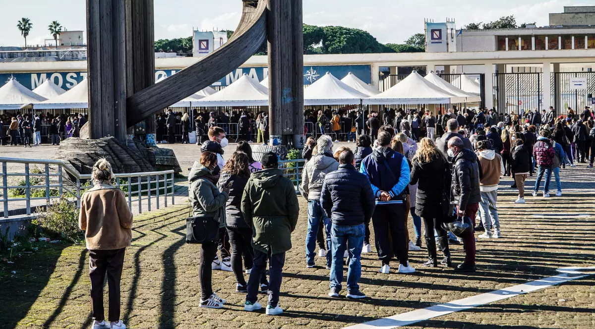 Vaccinarea anti-COVID a devenit obligatorie în Italia pentru cei de peste 50 de ani