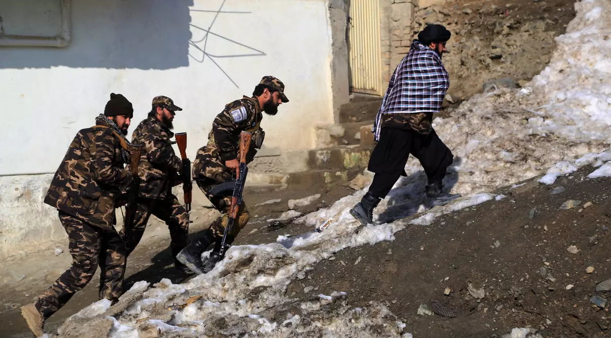 „Suntem ca într-o închisoare”. Drama profesorilor afgani vânați de talibani pentru promovarea valorilor occidentale