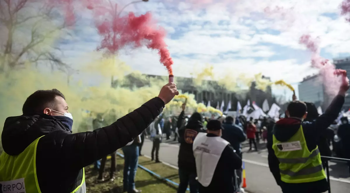 PNL e puternic, USR, în formare. Rețelele online care amplifică propaganda antisindicate și partidele din spatele lor