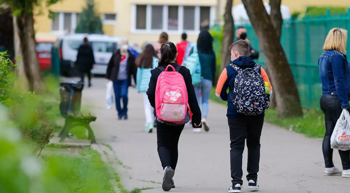 Ministrul educației: Elevii care lipsesc de la școală după confirmarea unui caz COVID în clasă pot fi puși absenți
