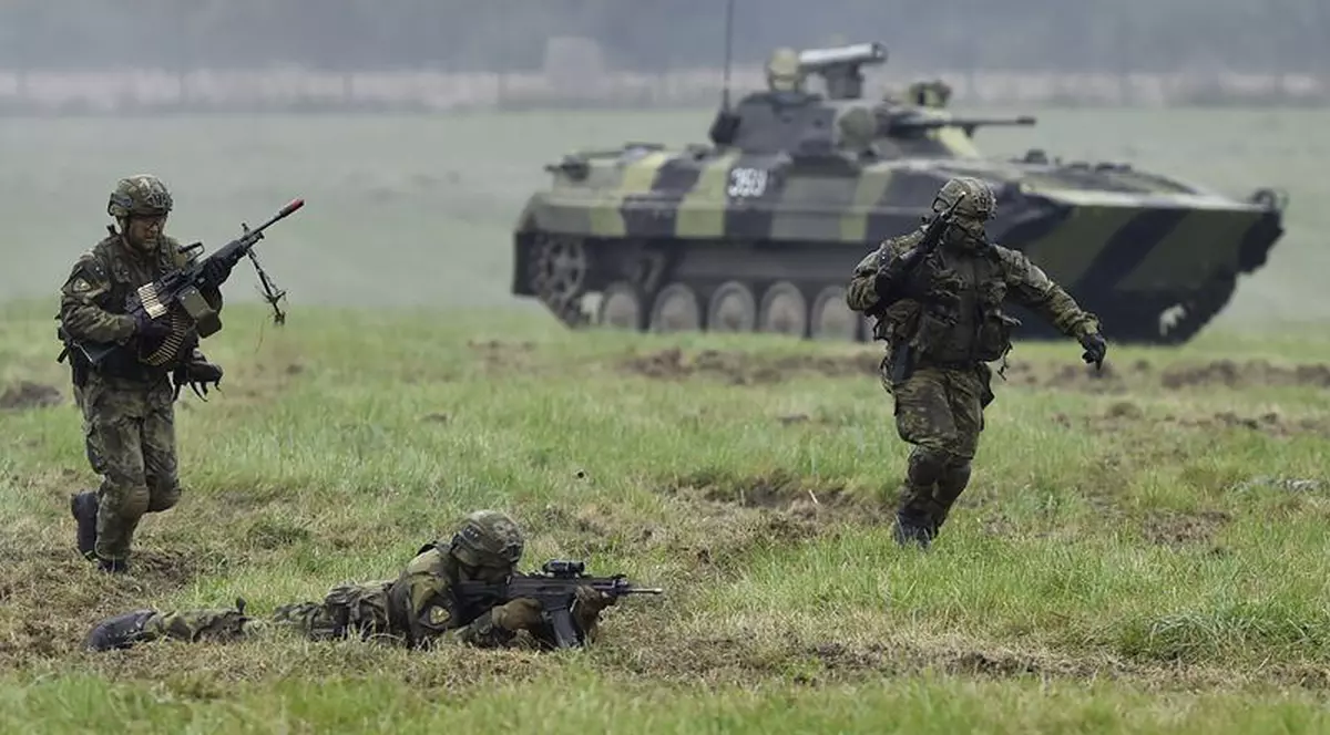 Marea Britanie va propune NATO o desfășurare masivă de trupe în Europa