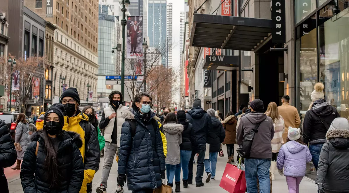 Vom ajunge să trăim cu virusul, dar nu suntem încă în această fază. Doi experți explică cum să ne pregătim