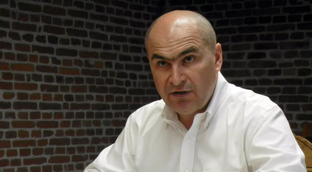 „Câinele moare de drum lung și prostul…” Inscripția care l-a șocat pe liberalul Bolojan când a văzut-o vopsită pe peretele din biroul unui director din minister