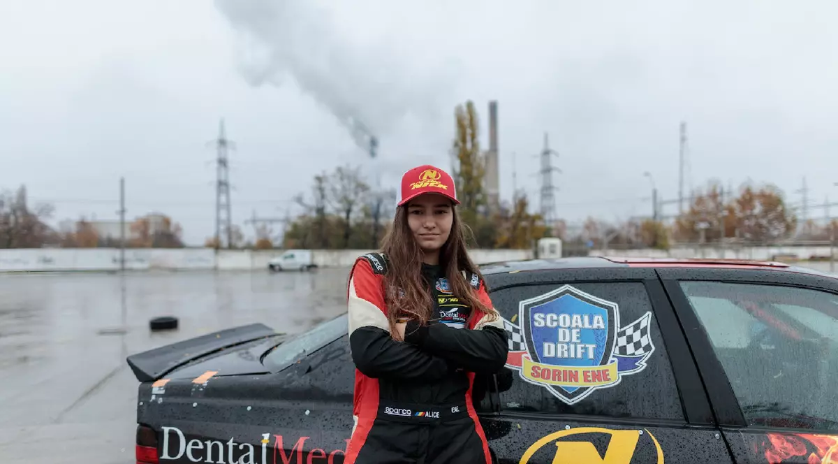 Alice în țara motoarelor. La 14 ani, o adolescentă din România a ajuns „regina derapajelor” cu mașina din Europa: „Am demonstrat că nu doar bărbații sunt buni la volan”