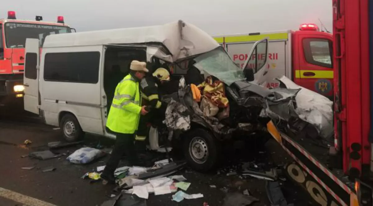 Un mort și mai mulți răniți, după ce un microbuz s-a ciocnit cu un TIR, la Caransebeș