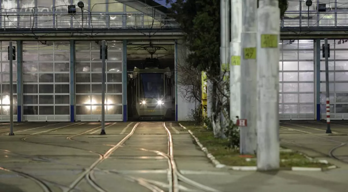 15 autobuze și tramvaie STB au ieșit azi pe traseu. Nicușor Dan le promite sprijin celor care sparg greva