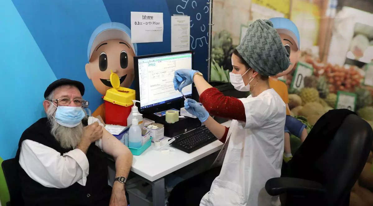 Principalele strategii adoptate în lupta cu Omicron: măsuri împotriva nevaccinaților, lockdown-uri sau o atitudine relaxată