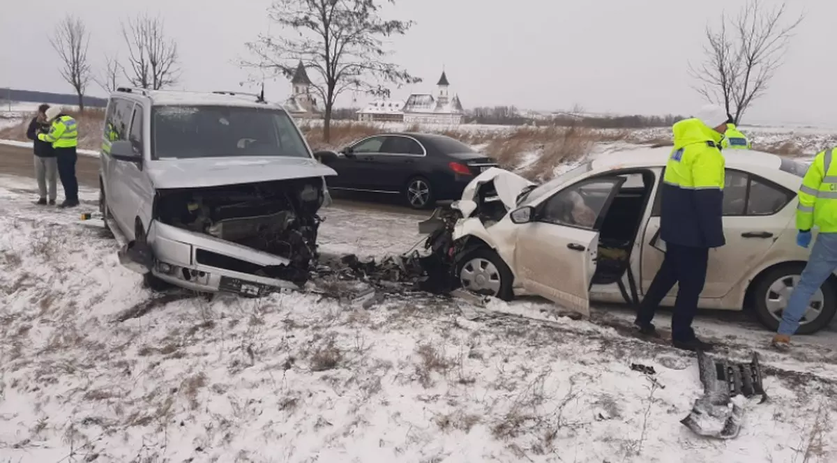O femeie a murit, într-un accident în judeţul Botoşani. Maşina în care se afla a intrat pe contrasens şi s-a izbit violent de alta