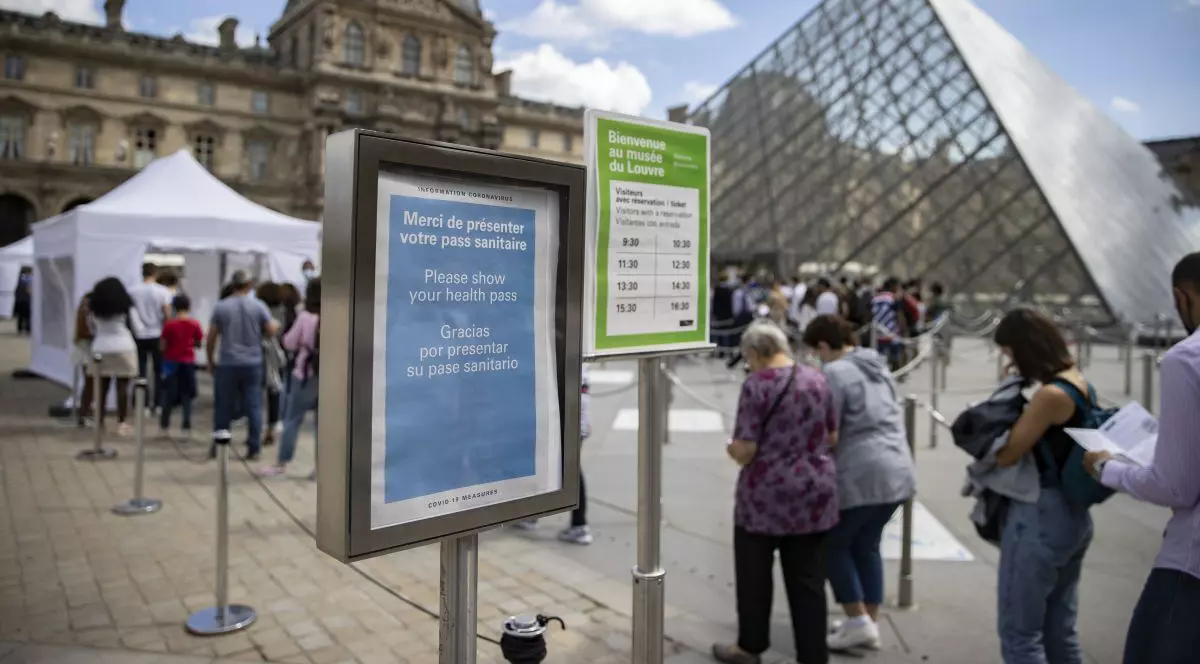 Muzeul Luvru a avut în 2021 un număr de vizitatori cu 70% mai mic decât înainte de pandemie